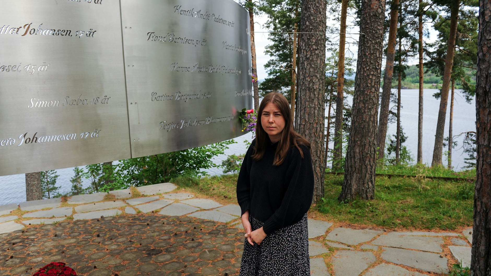 Astrid Willa Eide Hoem, Vorsitzende der Jugendorganisation der Arbeiterpartei (AUF), der es gelang, sich vor dem norwegischen Terroristen Anders Behring Breivik unter einem Felsvorsprung zu verstecken, steht an einem Denkmal für die 69 Opfer auf der Insel nahe der Küste.