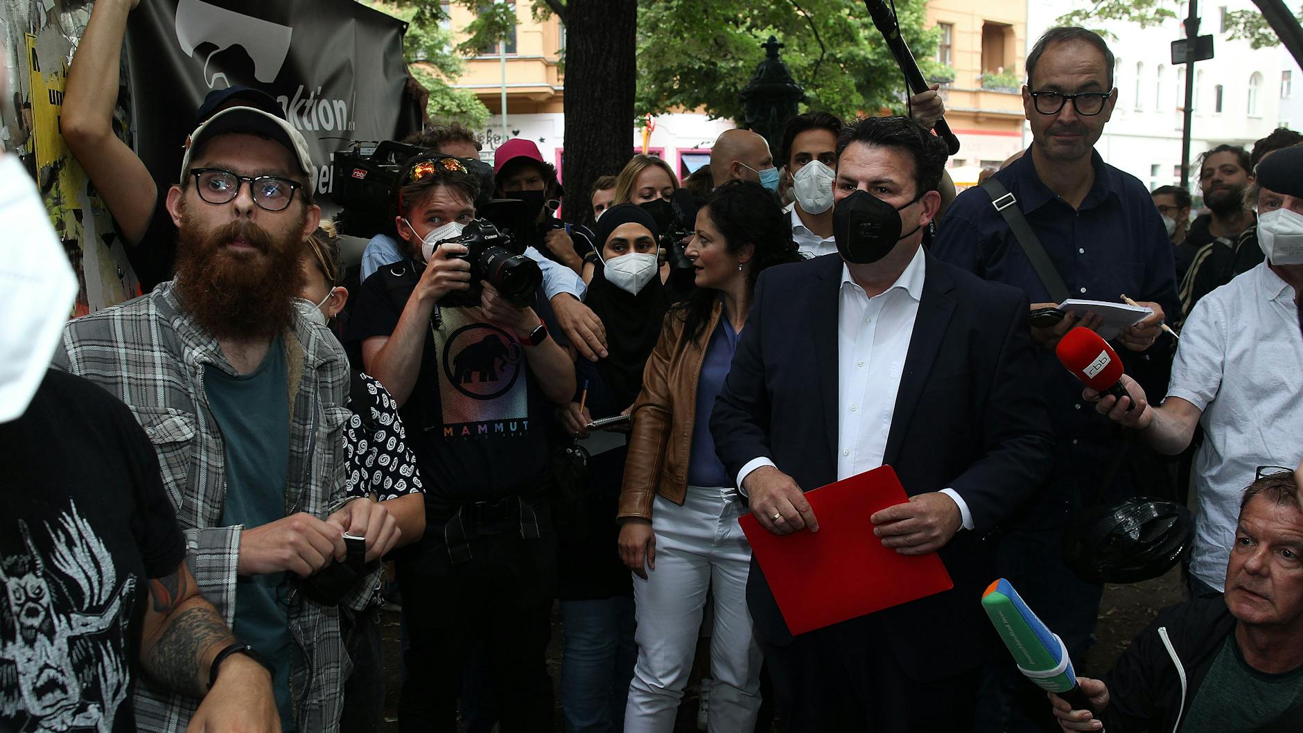 Bundesarbeitsminister Hubertus Heil (SPD) im Gespräch mit den Beschäftigten von Gorillas.