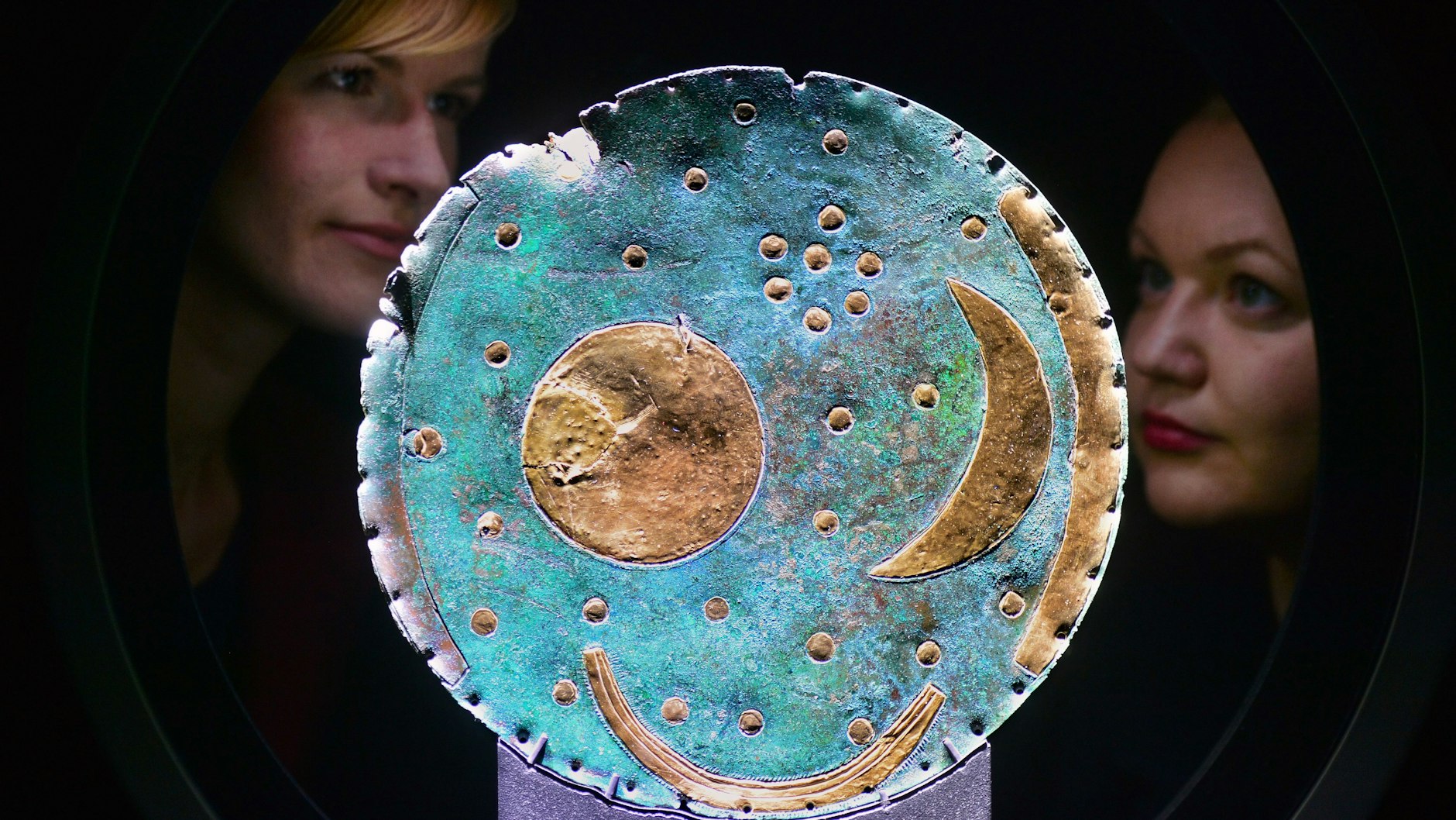 Die Himmelsscheibe von Nebra wird im Landesmuseum für Vor- und Frühgeschichte in Halle (Saale) aufbewahrt und erforscht.