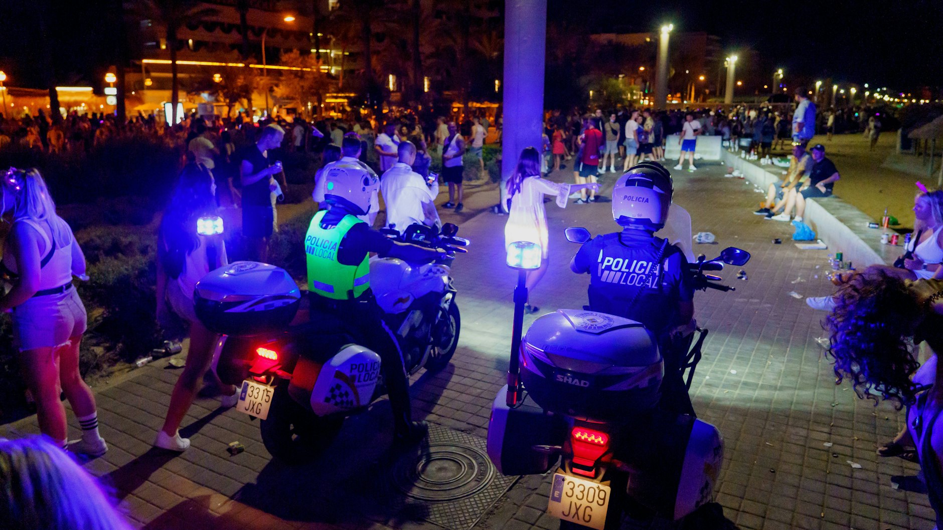 Am Strand von Palma de Mallorca hat die spanische Polizei in den vergangenen Tagen die Einhaltung der Corona-Regeln überprüft. Nachtschwärmer müssen sich ab dem Wochenende wieder auf mehr Beschränkungen einstellen.