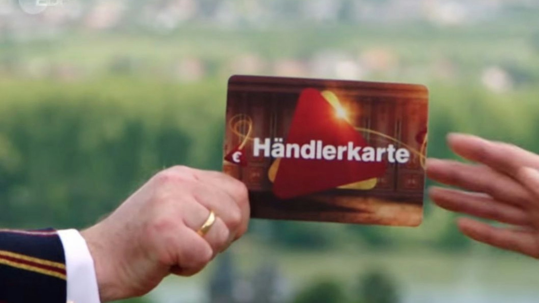 Natürlich gibt es für die Kandidatin die goldene Händlerkarte von „Bares für Rares“.