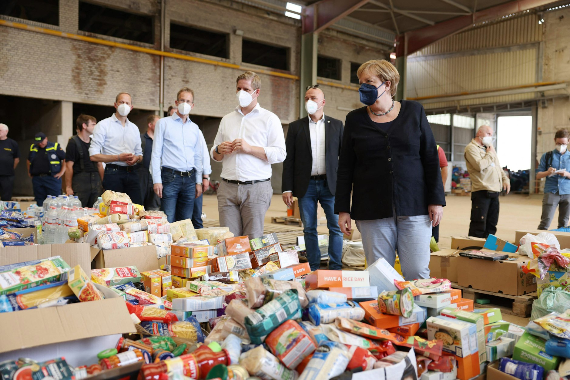 Bundeskanzlerin Merkel&nbsp;beim Besuch eines Lebensmittellagers in Bad Münstereifel.