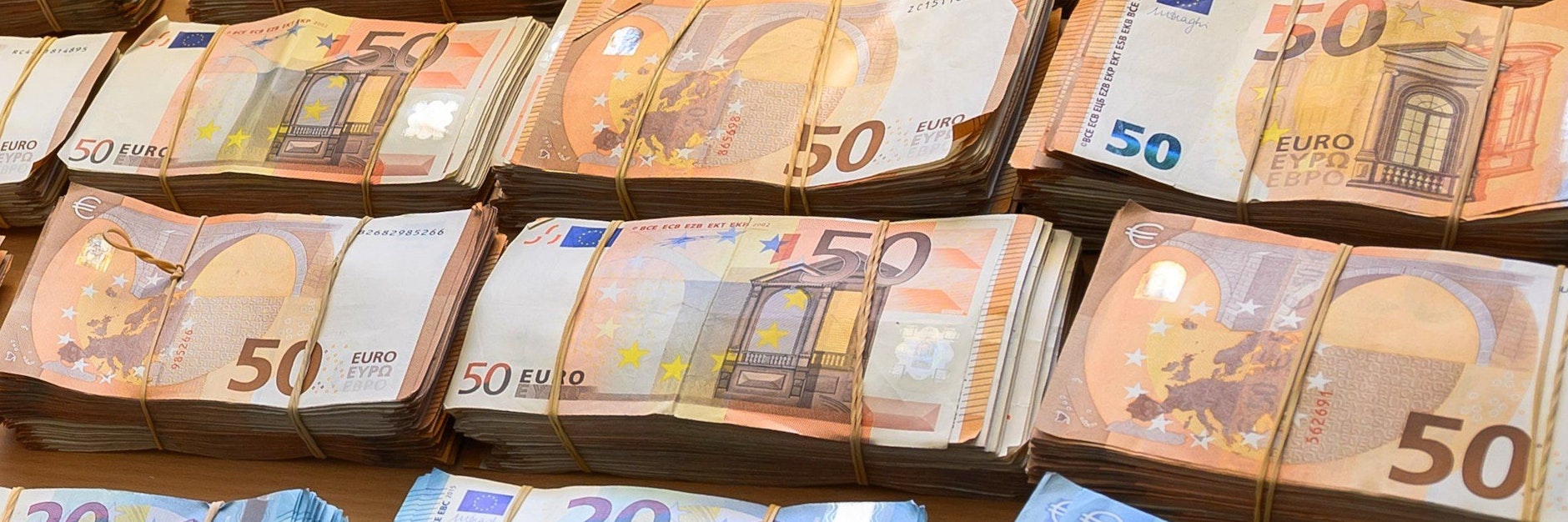 Bargeld, die Währung des Verbrechens: Die Polizei zeigt nach erfolgreichen Razzien gern, was sie beispielsweise bei Drogendealern fand.