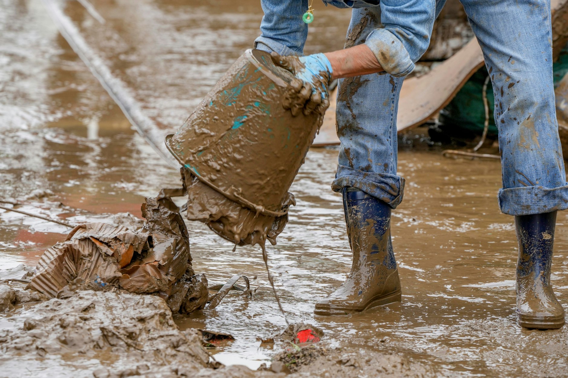 Der Kampf gegen den Schlamm – eine der wichtigsten Aufgaben für Helfer nach der Flutkatastrophe.