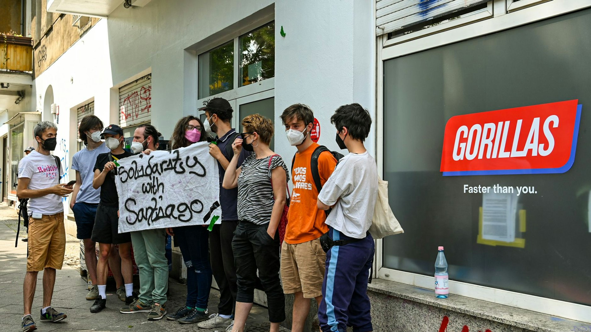 Gorillas-Beschäftigte protestieren im Juni in Berlin. „We want Santiago back“, fordern sie&nbsp;–eine Anspielung auf den entlassenen Fahrer.
