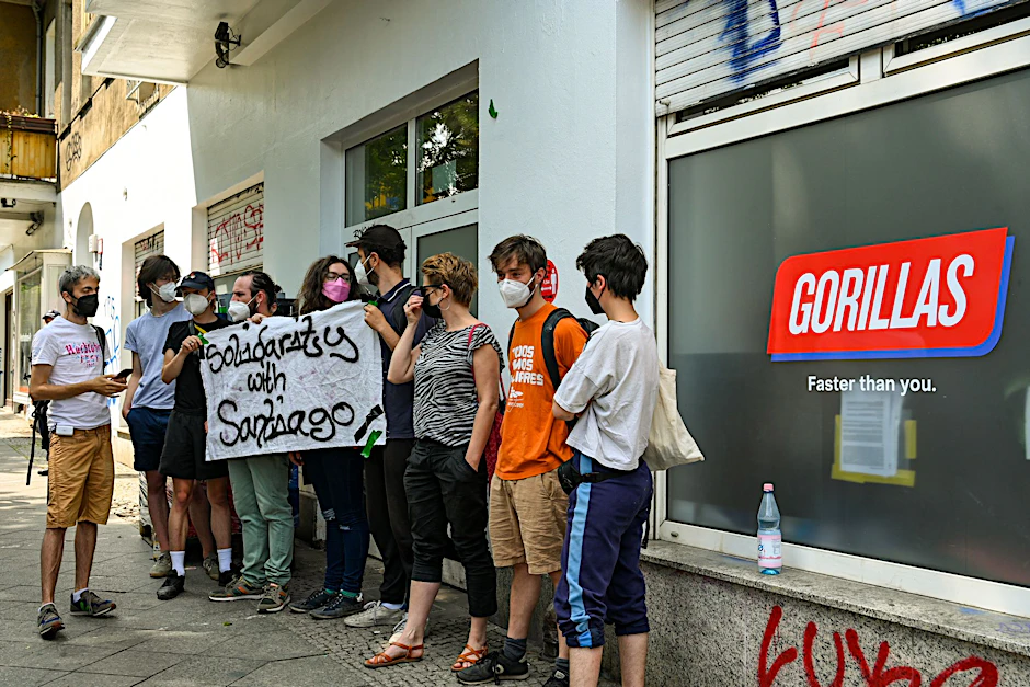 Gorillas-Beschäftigte protestieren im Juni in Berlin. „We want Santiago back“, fordern sie&nbsp;–eine Anspielung auf den entlassenen Fahrer.