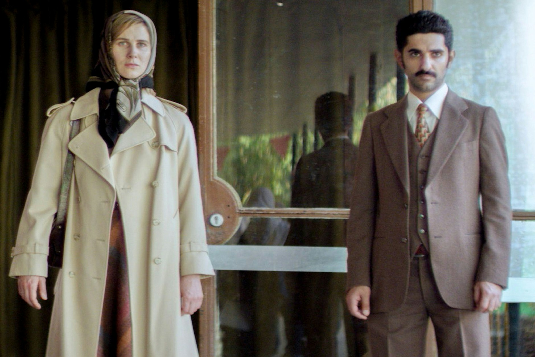 Beate (Katrin Röver) muss im Iran Kopftuch tragen.