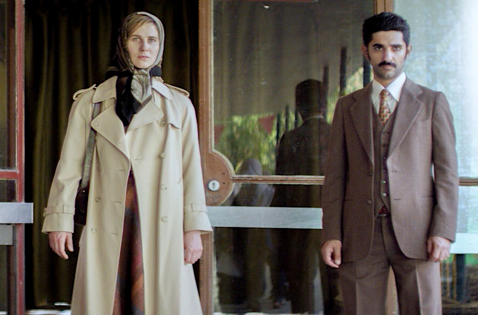Beate (Katrin Röver) muss im Iran Kopftuch tragen.