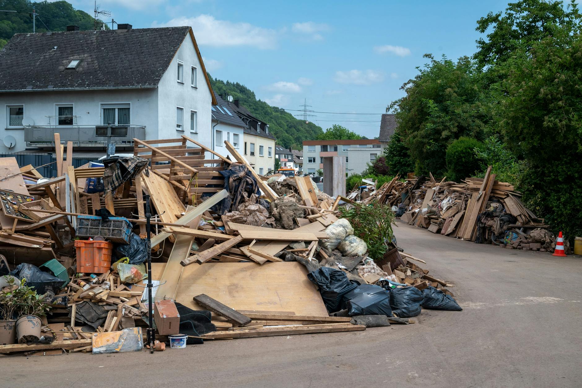 Berge von zerstörtem Mobiliar und Elektroschrott türmen sich auch Tage nach dem Hochwasser im Trierer Stadtteil Ehrang. Zahlreiche Häuser im Ort waren betroffen, Bewohner mussten evakuiert werden.