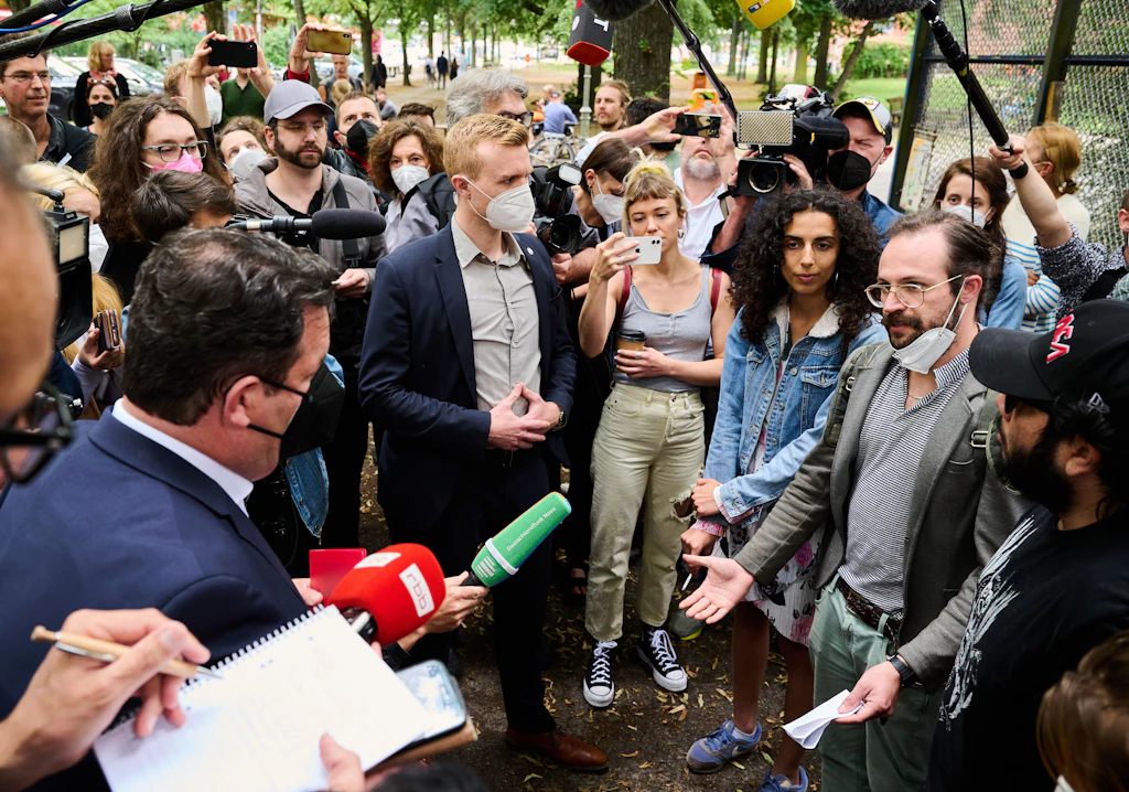 Hubertus Heil, eine Pressewolke und ein paar Gorillas