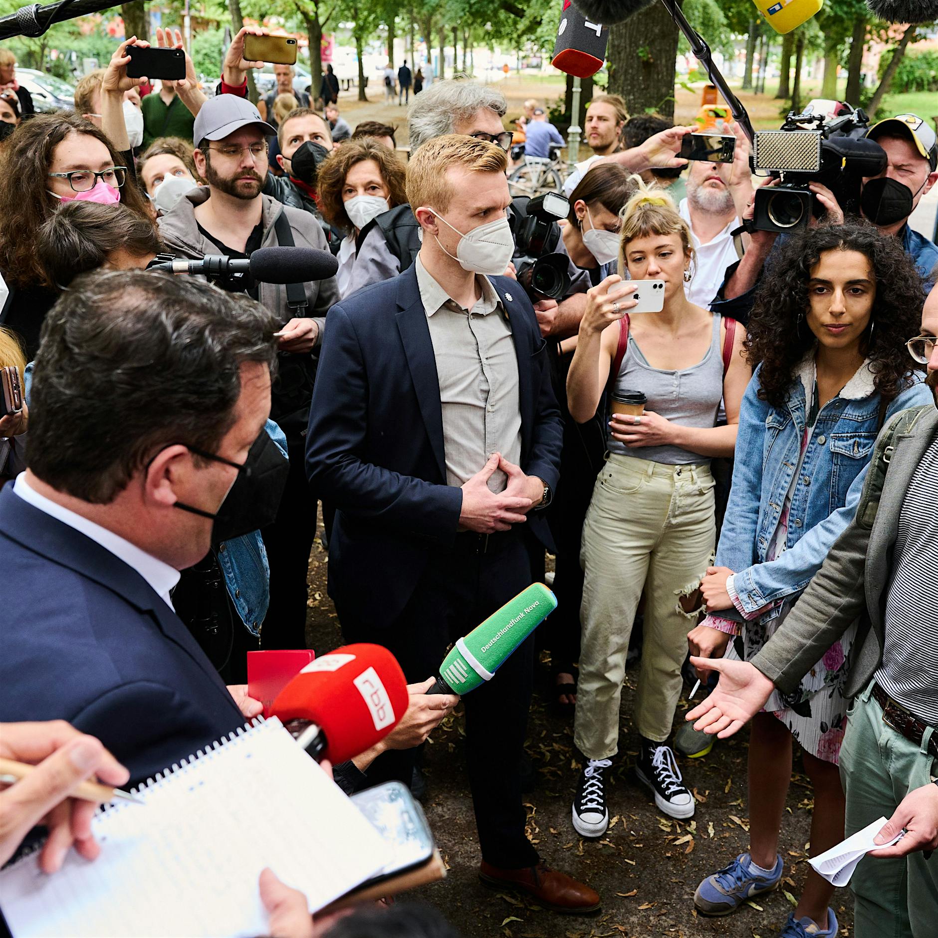 Hubertus Heil, eine Pressewolke und ein paar Gorillas