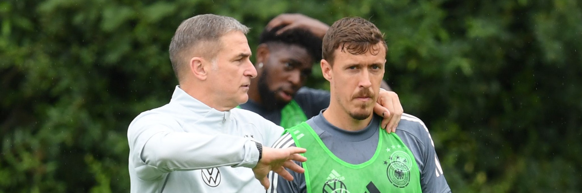 Stefan Kuntz (l.), Chefcoach des Fußball-Olympiateams, spricht beim Training mit Union-Star Max Kruse.