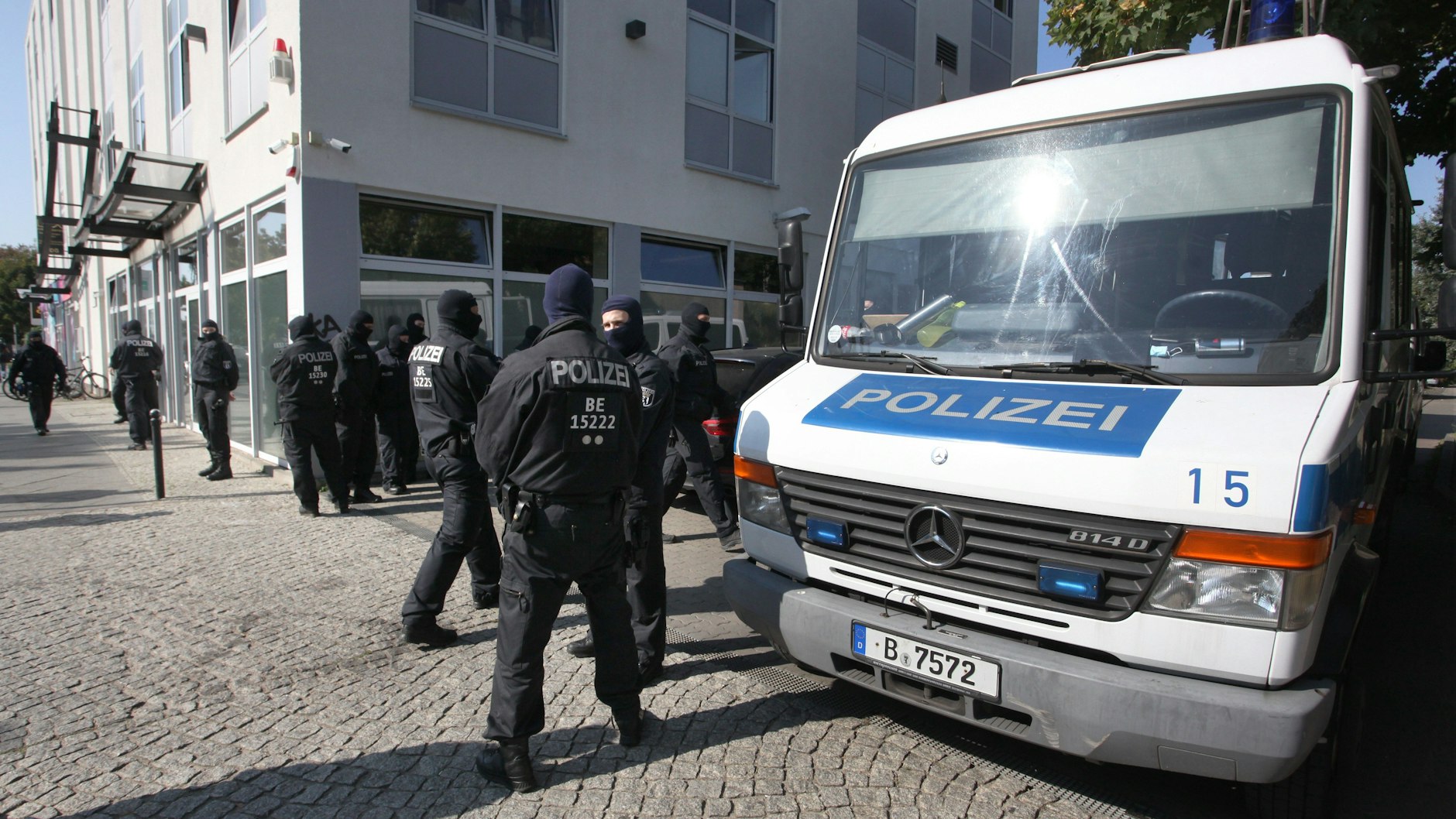 Bei einer Razzia bei einem „Geschäftsmann“ der arabischen Clan-Szene in Treptow wurde nach Beweisen für Geldwäsche gesucht.<br>