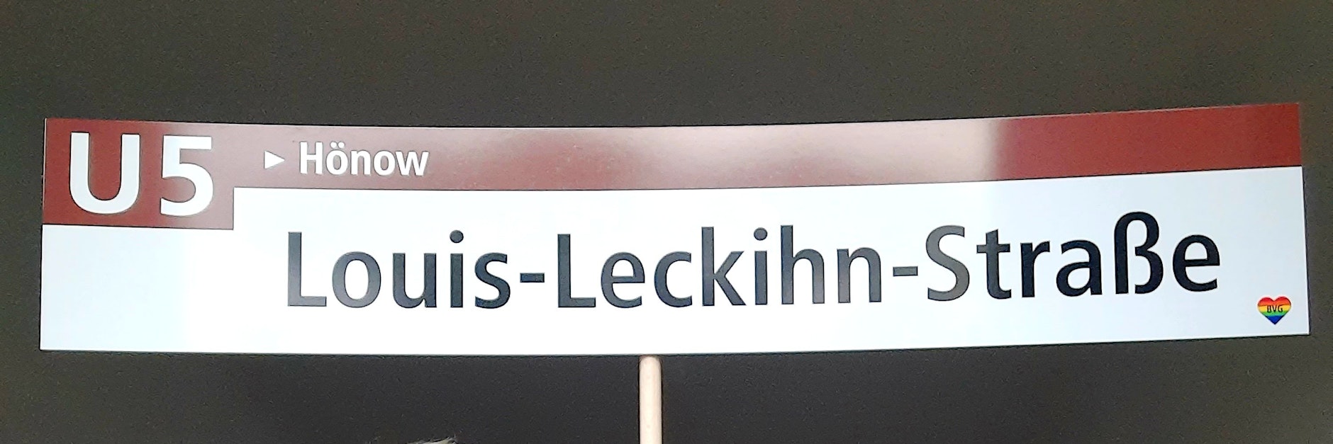 Das BVG-Transparent macht die Louis-Lewin-Straße zur Louis-Leckihn-Straße.<br>