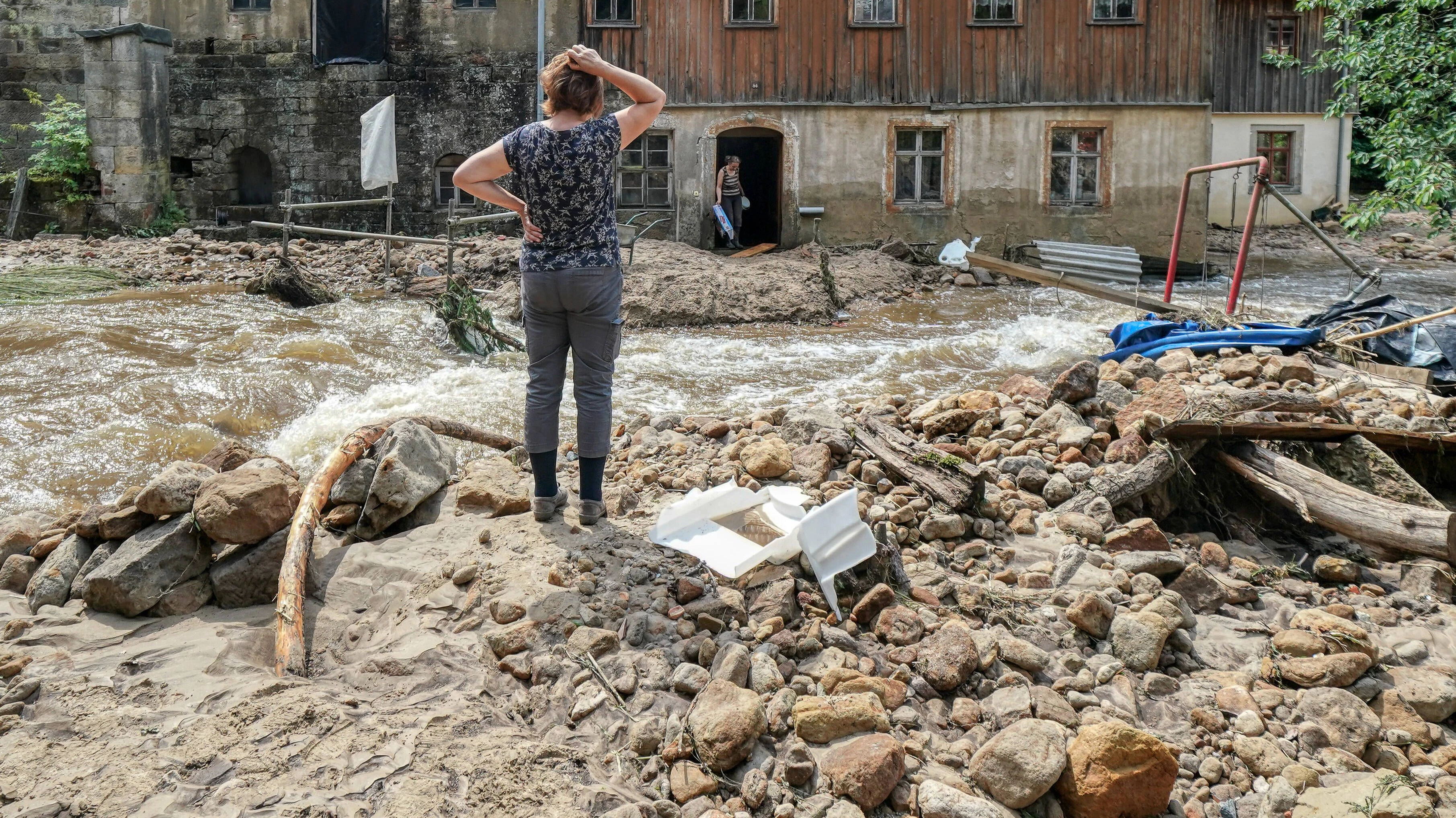 Flutschäden in der Sächsischen Schweiz: Das Bild zeigt das Ausmaß der Zerstörung durch Überflutungen, nachdem der Pegel des Krippenbachs im Ort Krippen massiv anschwoll und alles mit sich riss.