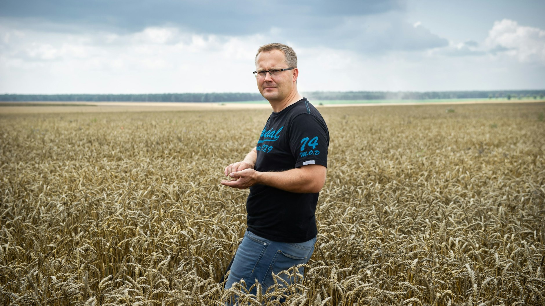 Tino Ryll, konventioneller Landwirt in Brandenburg, setzt immer mehr regenerative Methoden auf seinen Feldern ein.