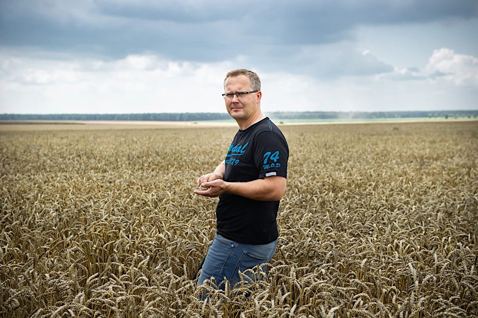 Tino Ryll, konventioneller Landwirt in Brandenburg, setzt immer mehr regenerative Methoden auf seinen Feldern ein.