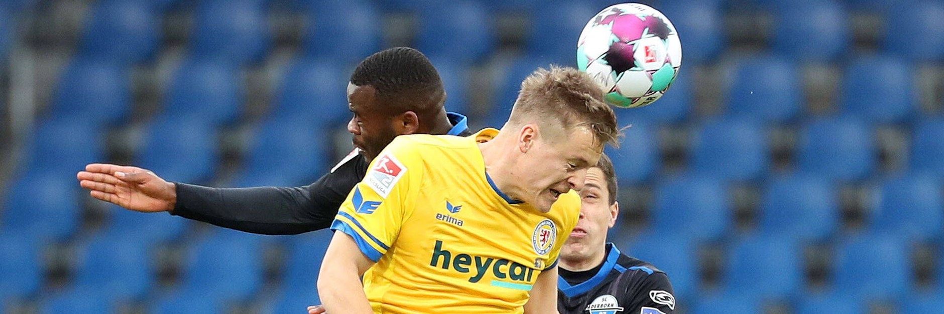 Augen zu und durch: Felix Kroos – hier im Dress der Braunschweiger Eintracht – hängt seine Töppen an den Nagel.&nbsp;