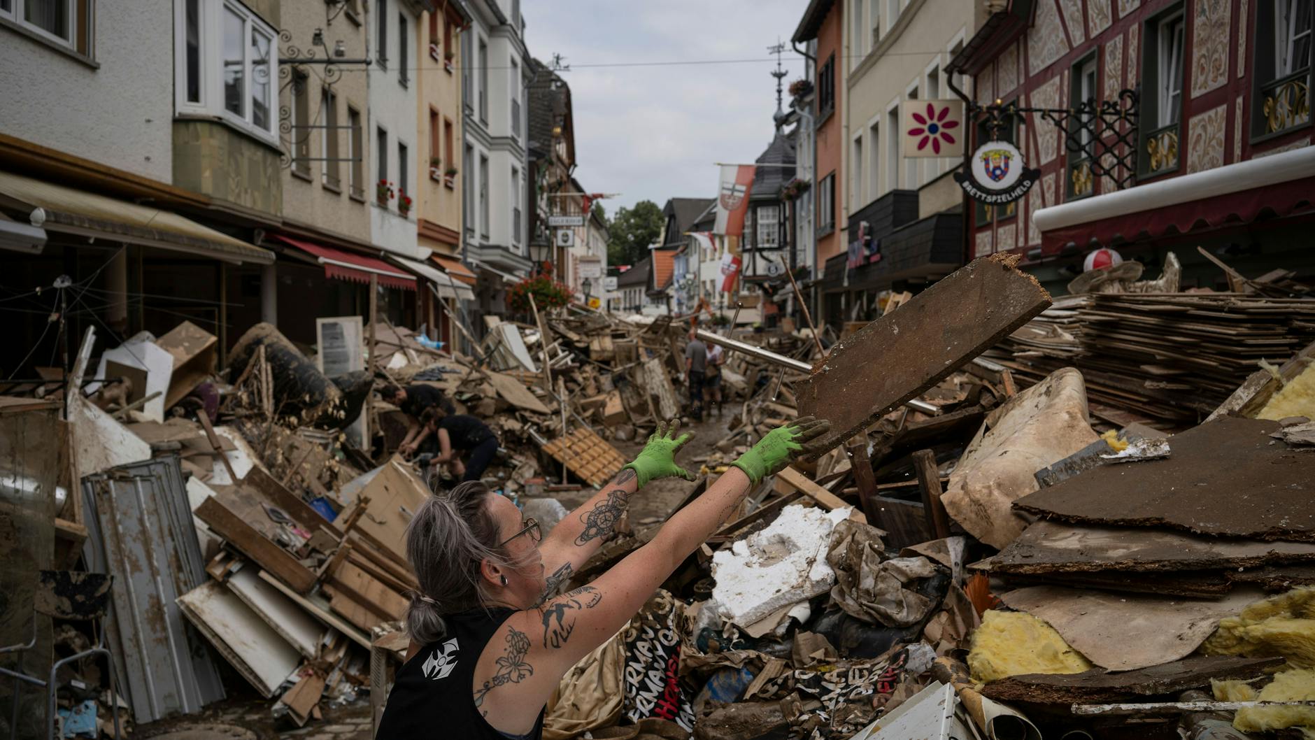 Berge von Schutt türmen sich in Bad Neuenahr-Ahrweiler.