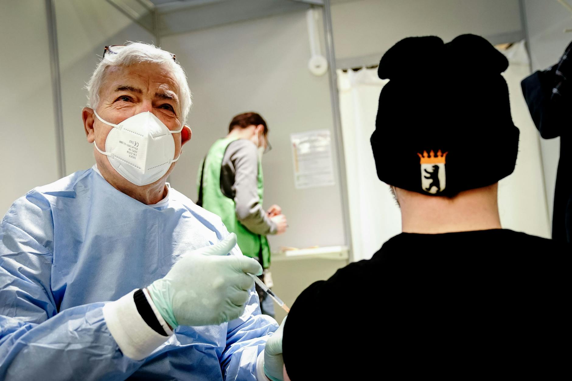 Ein junger Mann wird im Terminal C des ehemaligen Flughafens Tegel geimpft. Dort und auf dem Messegelände in Charlottenburg sowie im Erika-Heß-Eisstadion in Wedding können sich Interessierte ab Freitag spontan und ohne Voranmeldung gegen Corona impfen lassen.