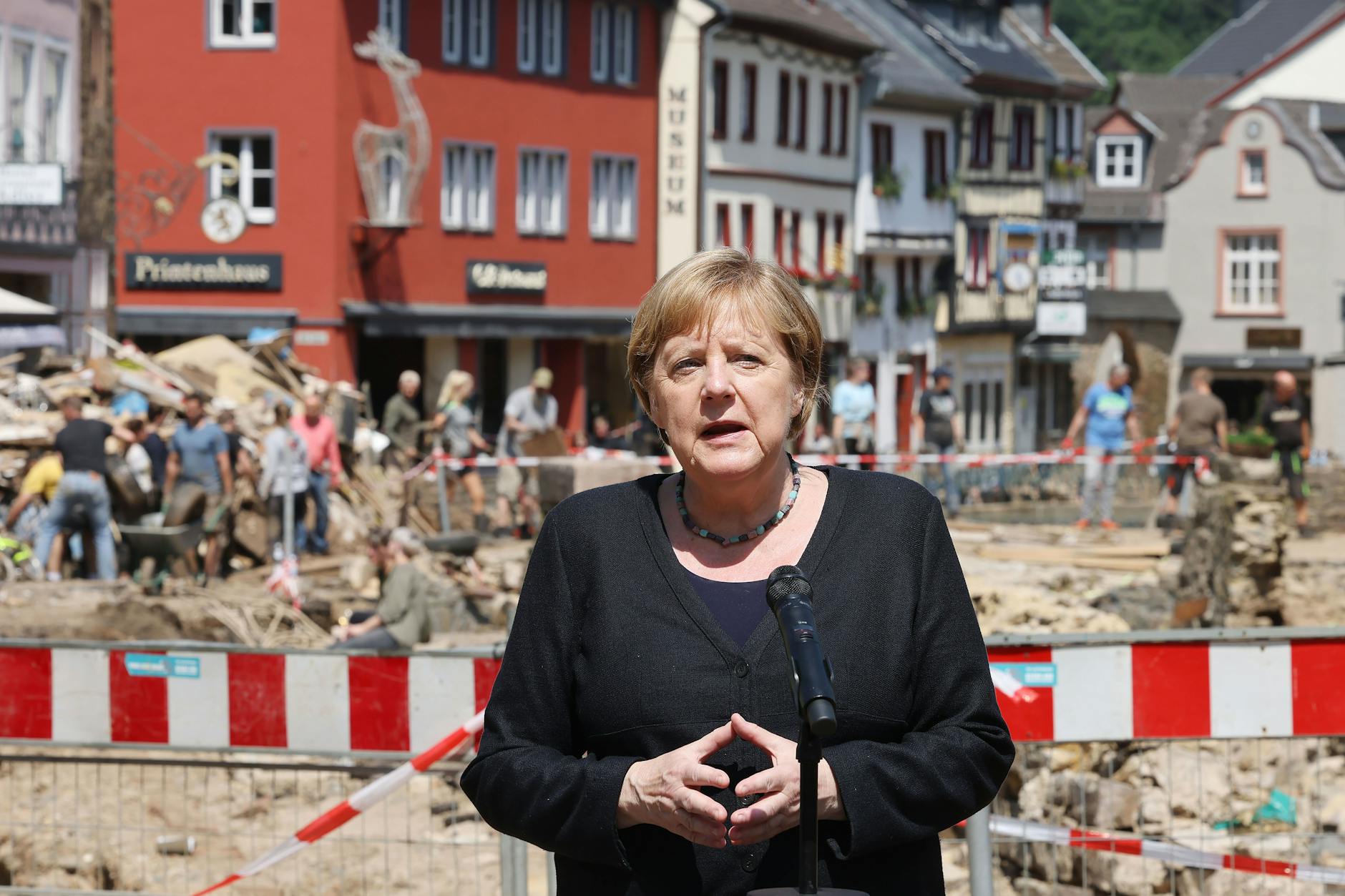 Bundeskanzlerin Angela Merkel spricht bei einer Pressekonferenz im vom Unwetter verwüsteten Bad Münstereifel.
