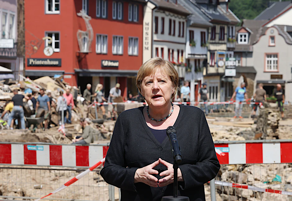 Bundeskanzlerin Angela Merkel spricht bei einer Pressekonferenz im vom Unwetter verwüsteten Bad Münstereifel.
