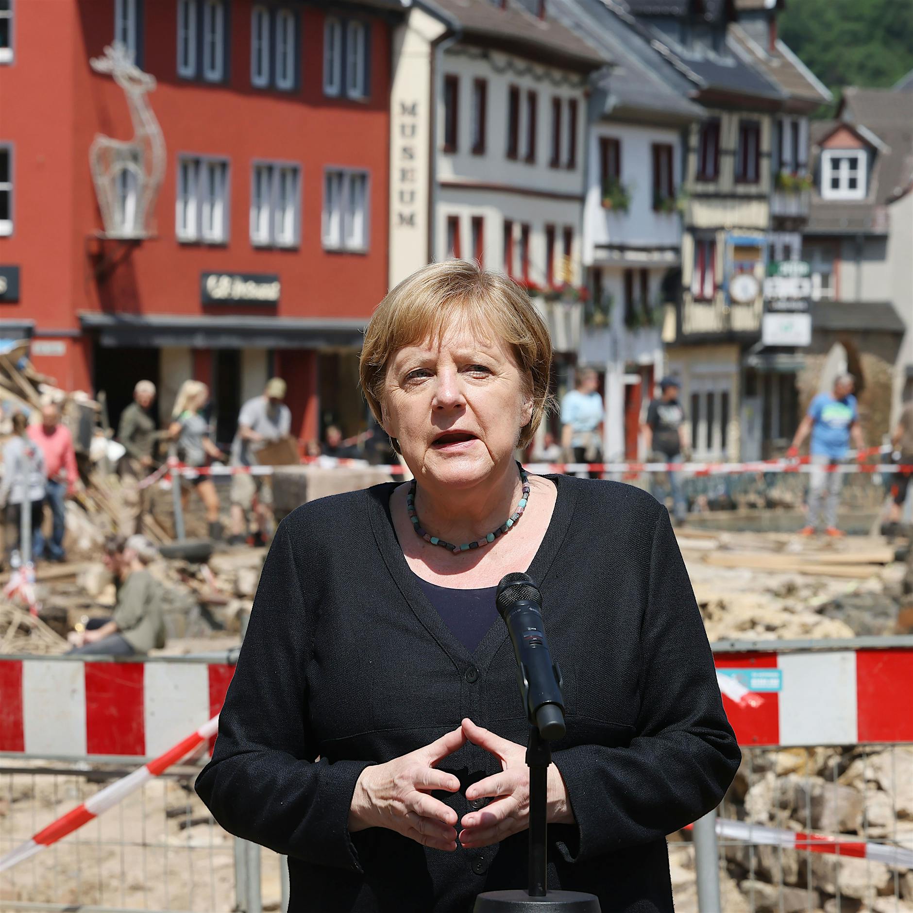 Merkel und Laschet sagen unbürokratische Hochwasser-Soforthilfe zu