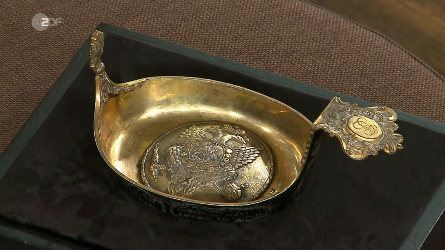 Das Trinkgefäß, dass bei „Bares für Rares“ verkauft werden soll, ist innen sogar vergoldet. 