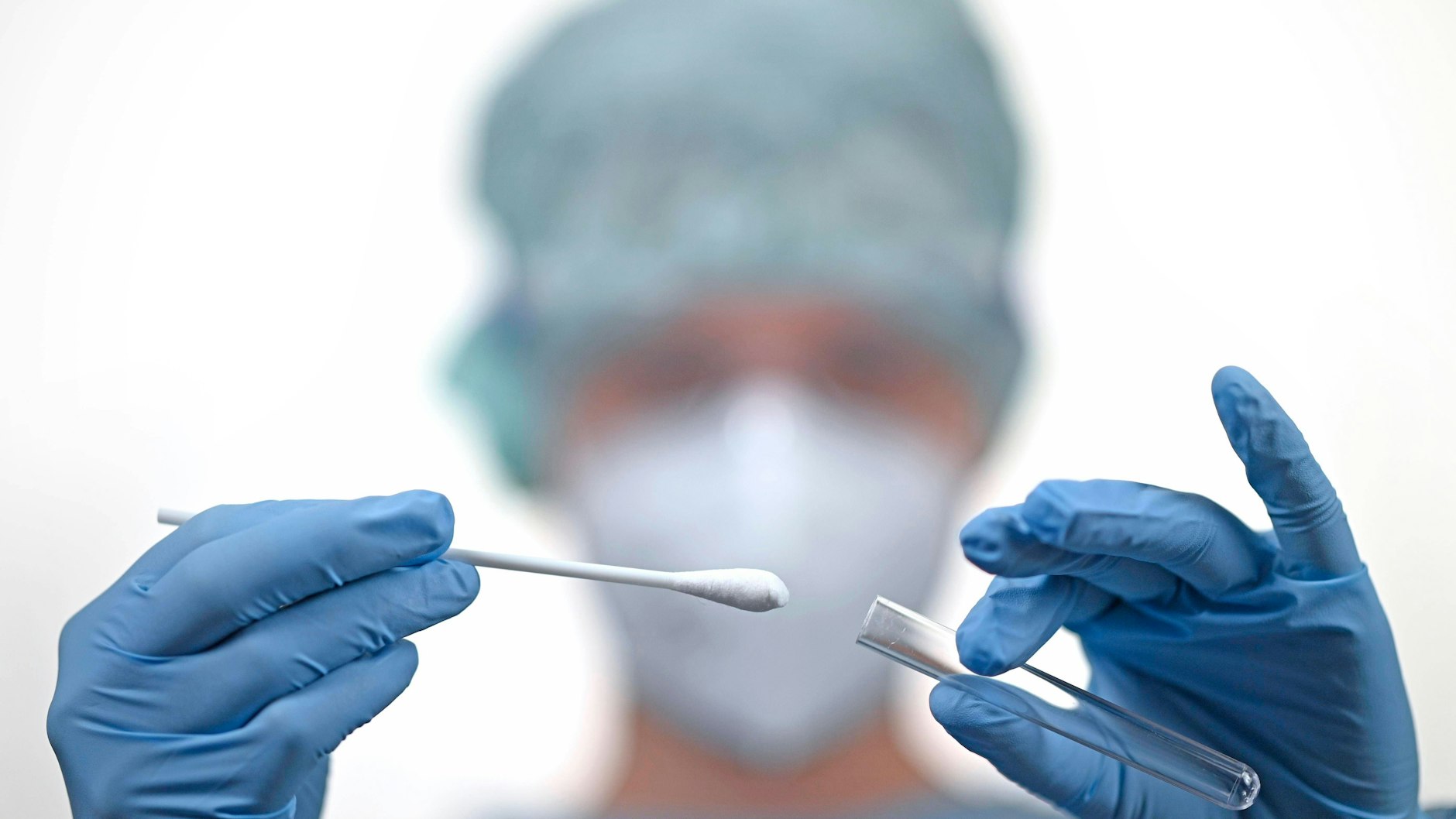 Laut einer Studie ist bei der Delta-Variante die Viruslast um ein vielfaches höher als bei der ursprünglichen Variante (Symbolbild).