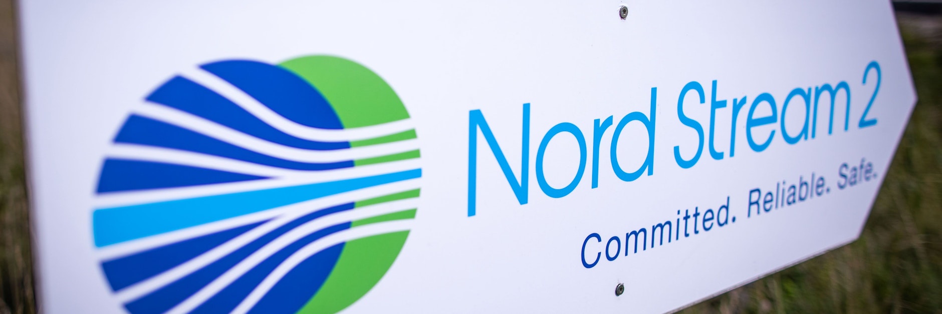 Ein Wegweiser steht in Lubmin in Mecklenburg-Vorpommern vor der Erdgasempfangsstation der Ostseepipeline Nord Stream 2.&nbsp;