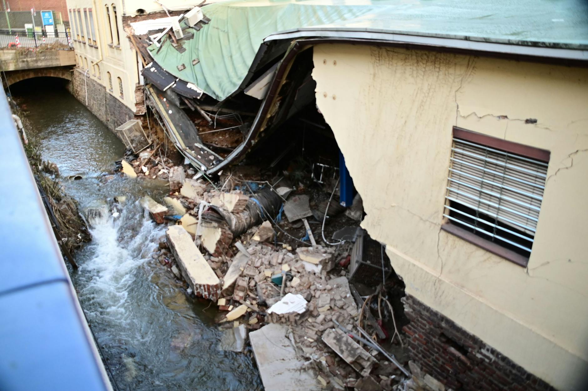 Hagen: Eine ganze Hausfassade wurde durch die Fluten des Nahmerbachs herausgespült (Foto vom 21. Juli).