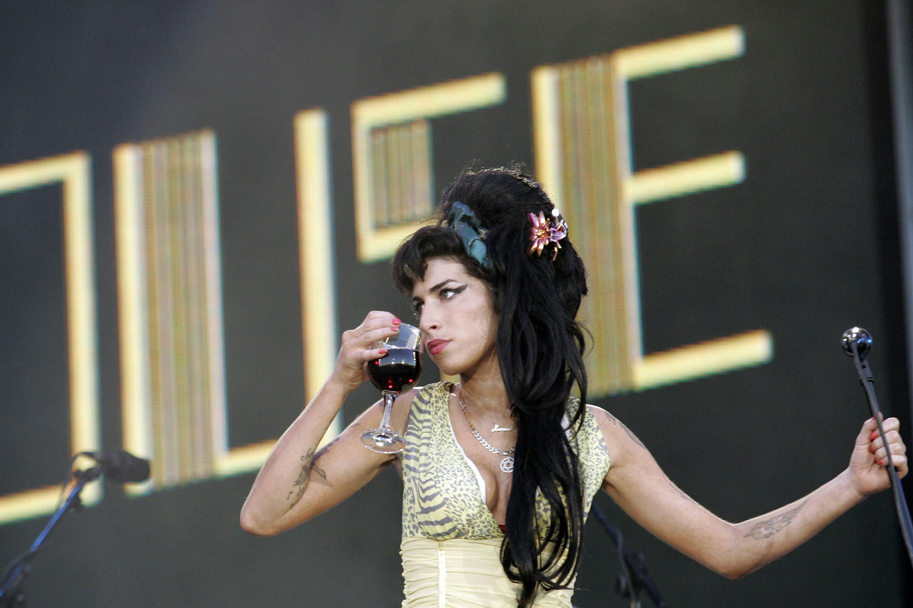 Der Alkohol, auch auf der Bühne ein Begleiter: der popindustriellen Verwertung entzogen.