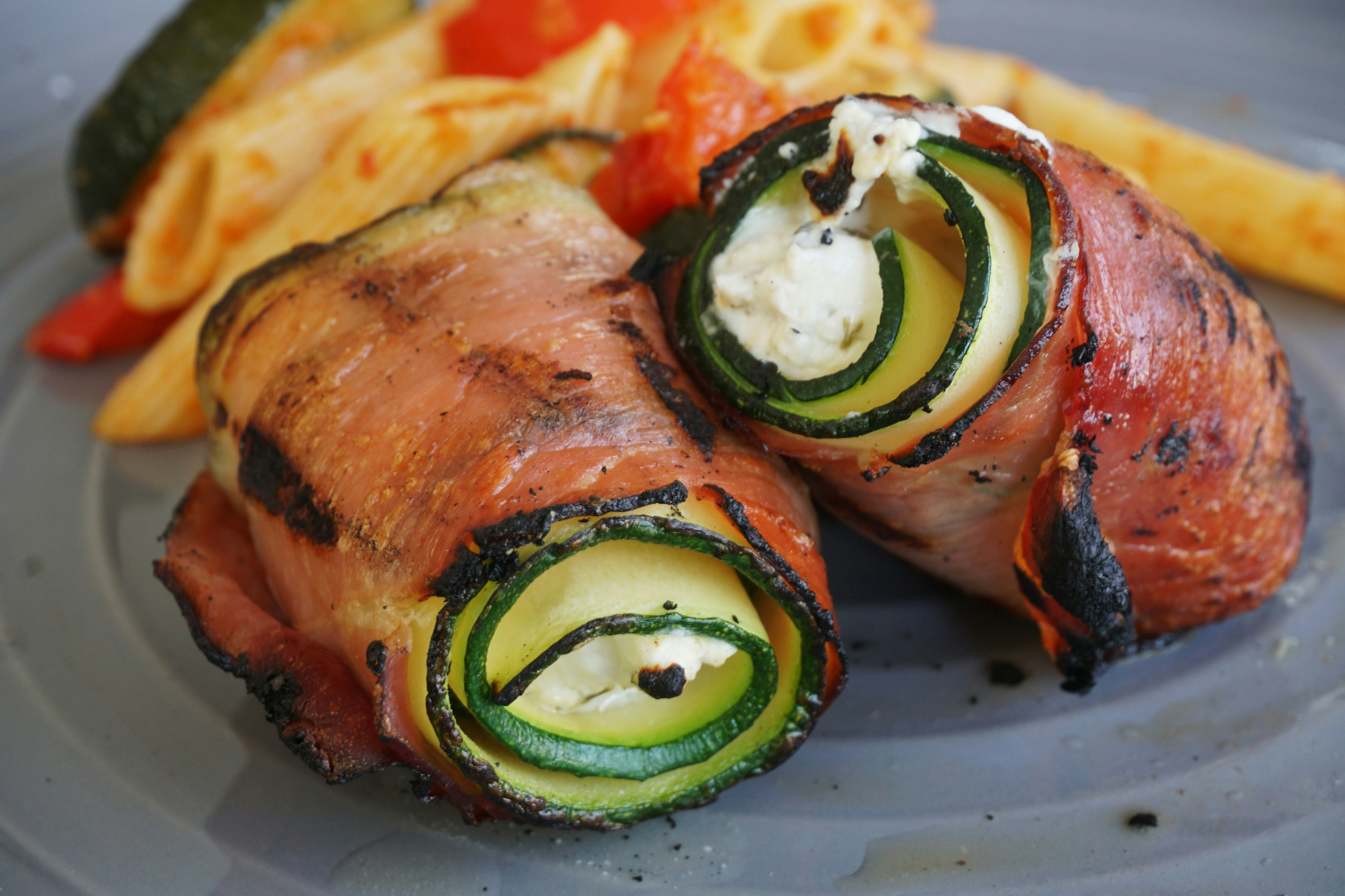 Perfekt fürs Grill-Buffet: Zucchiniröllchen mit Serranoschinken und Ziegenkäse - Vimarsana News