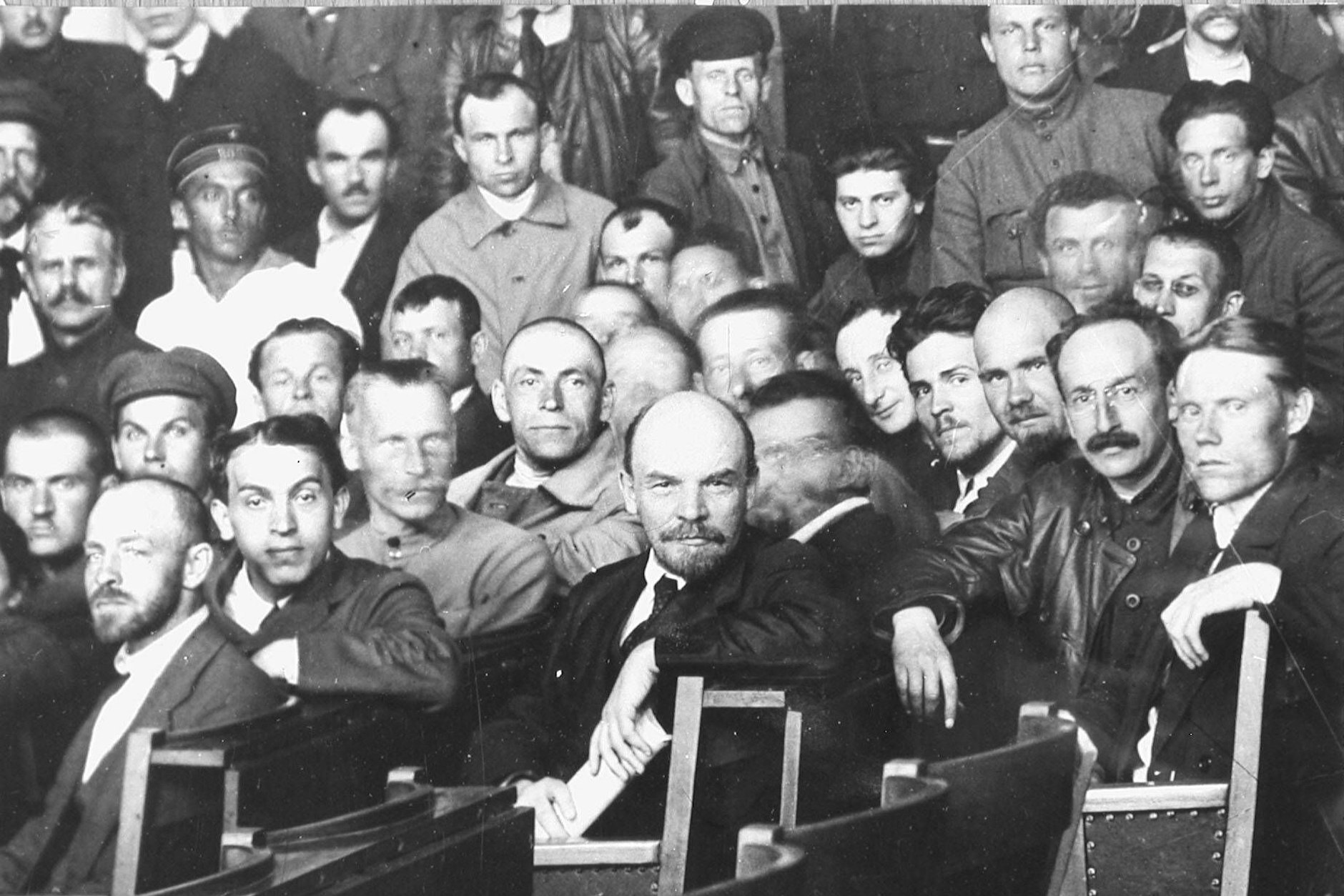 Posen für das Proletariat: Wladimir Iljitsch Uljanow alias Lenin zwischen Delegierten auf einer Konferenz der Bolschewiki im Kreml, Mai 1921.