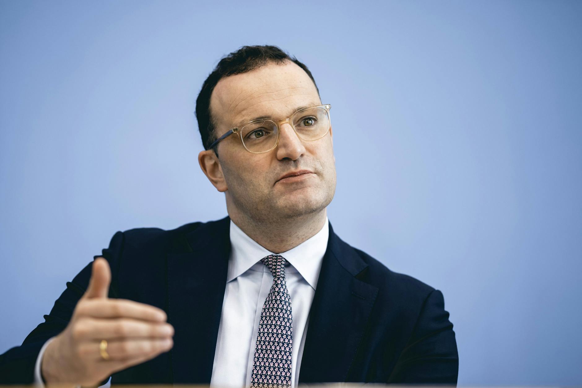 Gesundheitsminister Jens Spahn (CDU) hat eine eindringliche Mahnung ausgesprochen. Die Corona-Schutzmaßnahmen dürften nicht vernachlässigt werden.