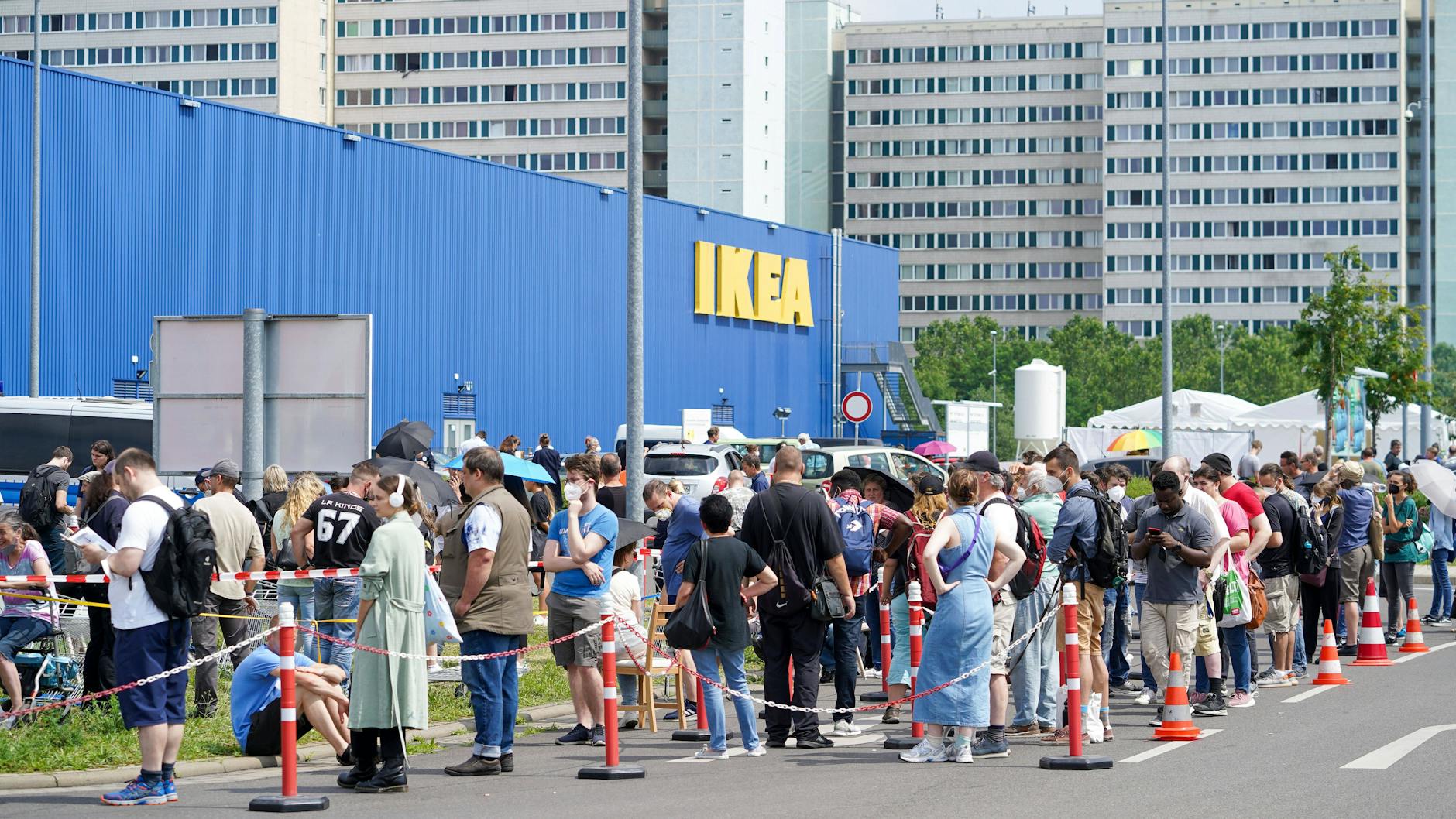 Seit Samstag können sich Impfwillige spontan auf dem Ikea-Parkplatz in Lichtenberg impfen lassen. Egal, ob sie per Auto oder zu Fuß kommen.
