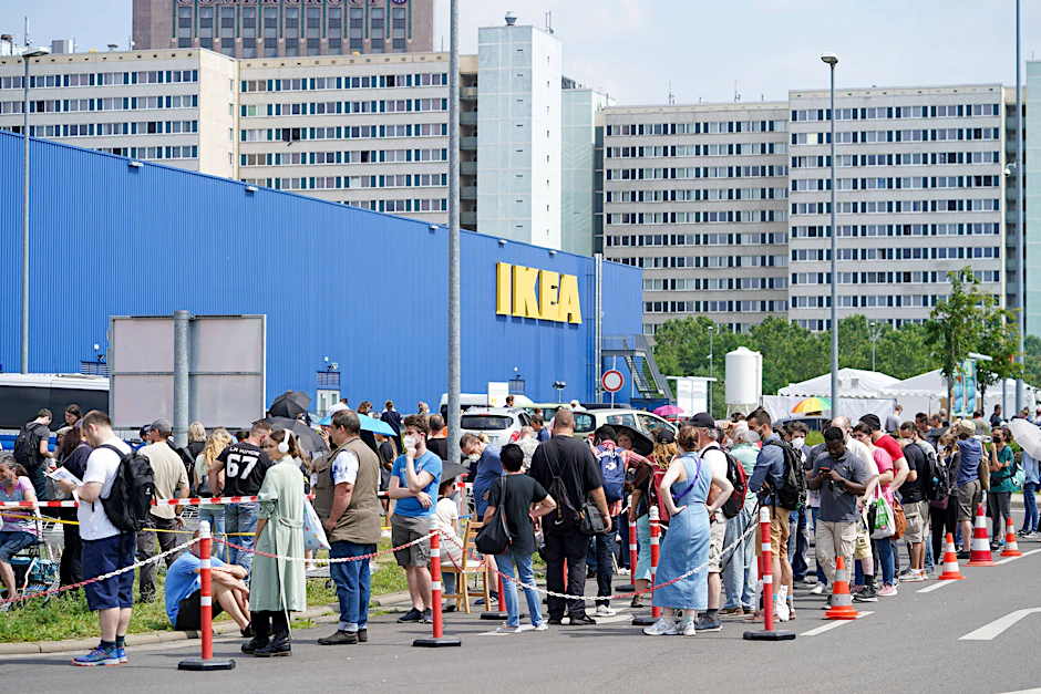 Seit Samstag können sich Impfwillige spontan auf dem Ikea-Parkplatz in Lichtenberg impfen lassen. Egal, ob sie per Auto oder zu Fuß kommen.