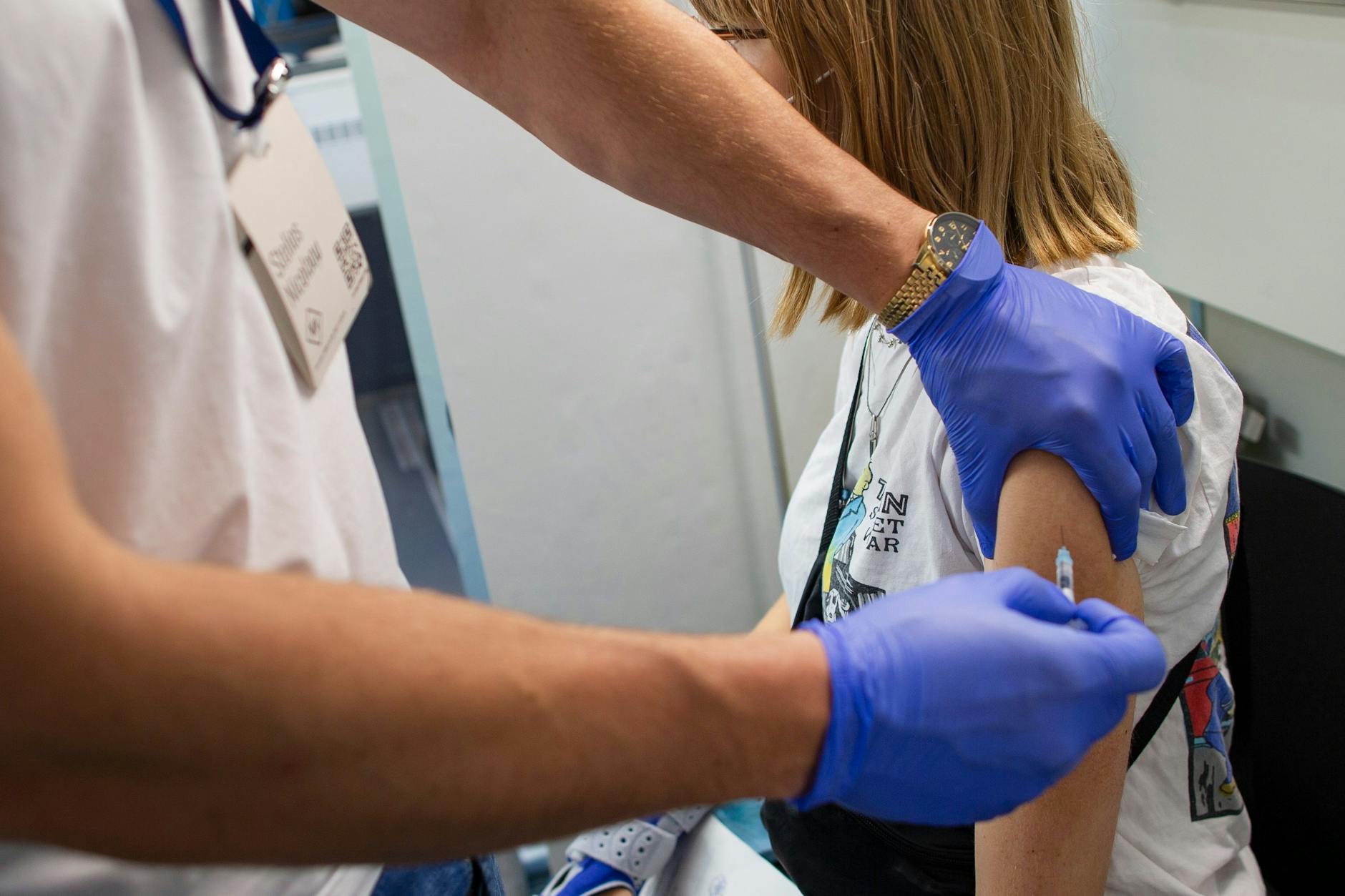 Bei Genesenen reicht eine Impfdosis zunächst aus, da sich dadurch bereits hohe Antikörperkonzentrationen erzielen lassen, die durch eine zweite Dosis nicht weiter gesteigert werden.