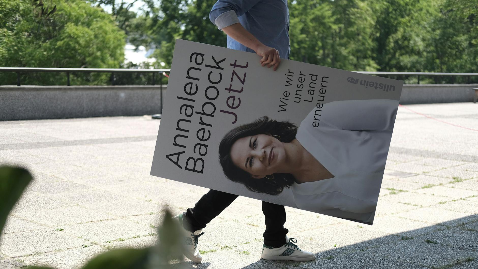 „Jetzt“ oder kann das weg? Bei Baerbocks Buchpräsentation in Berlin.