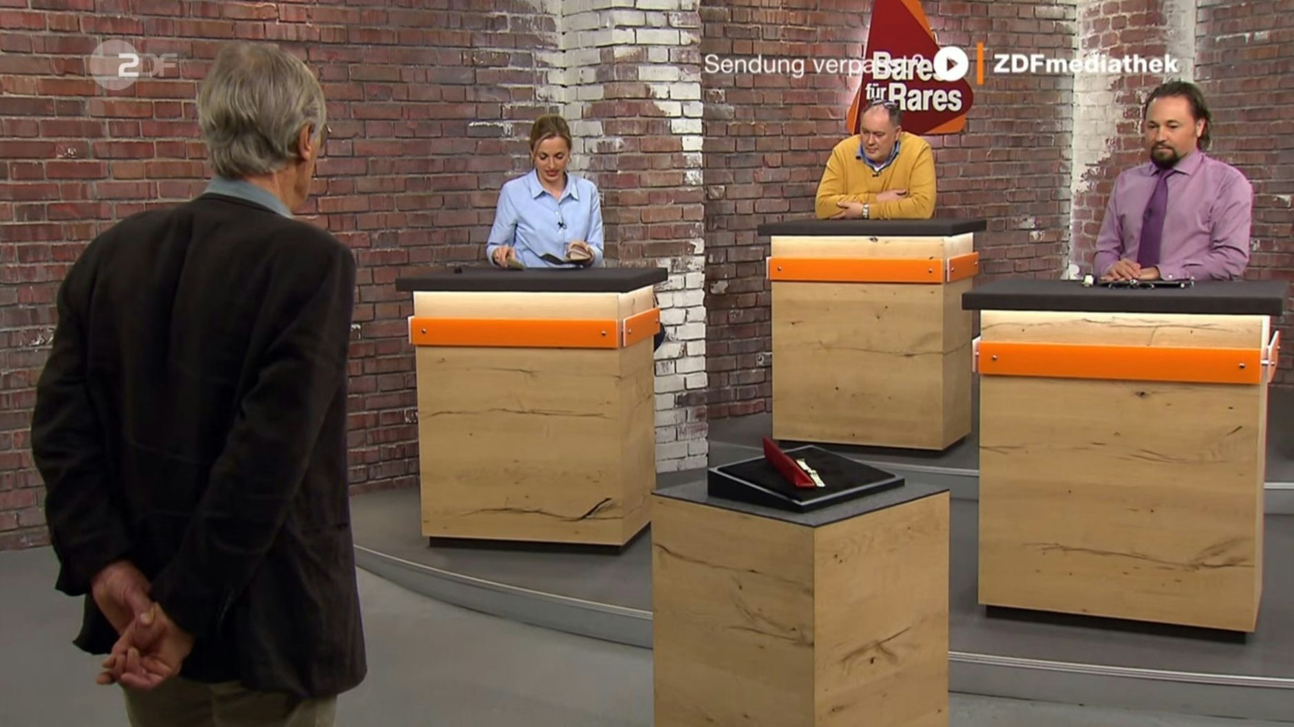 „Bares für Rares“-Händlerin Lisa Nüdling bekommt den Zuschlag, kauft die Uhr im Armband für 3100 Euro.