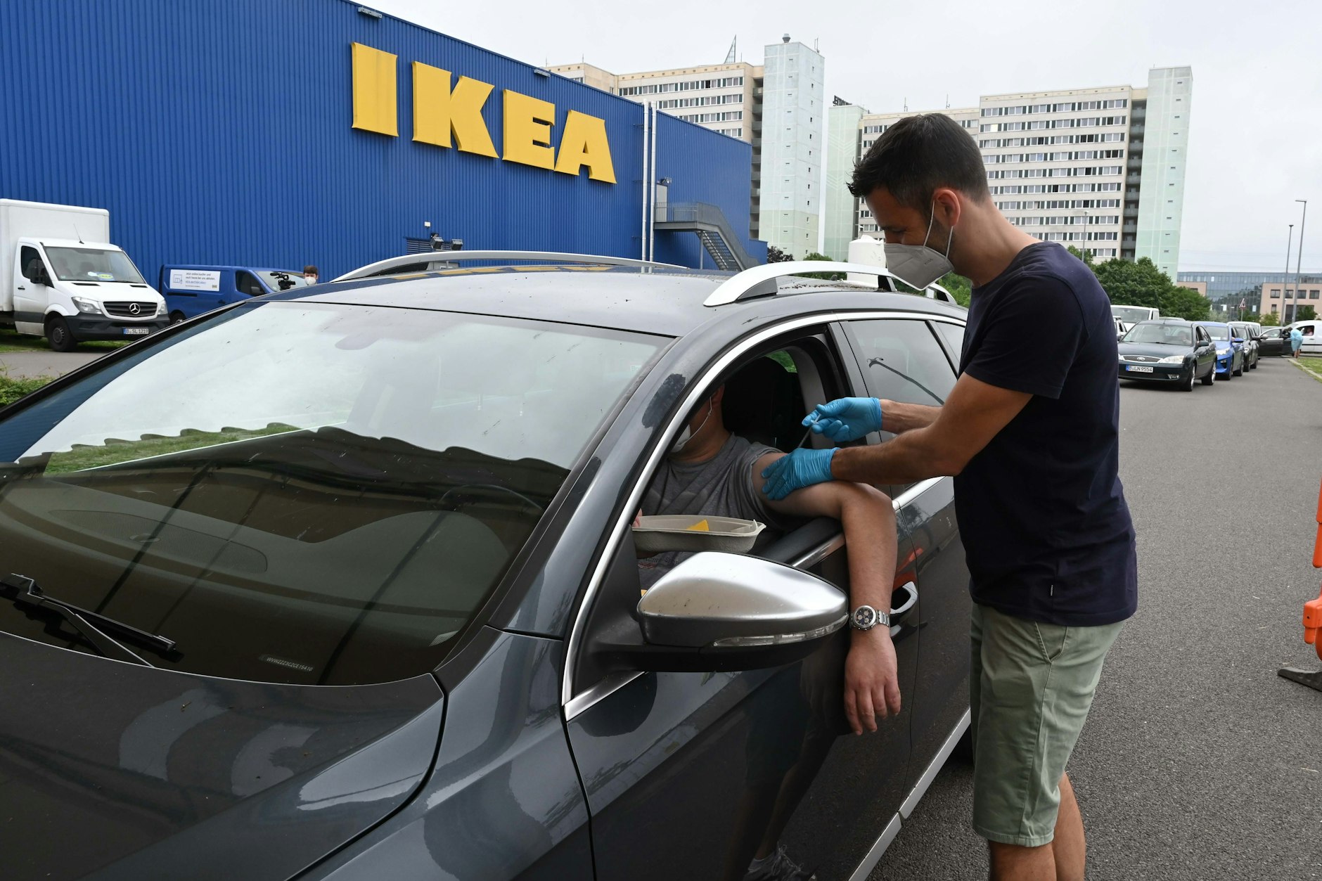 Der Ikea-Parkplatz in Lichtenberg ist jetzt ein Drive-In-Impfzentrum. Das Interesse an einer Corona-Impfung bleibt groß, auch angesichts der steigenden Fallzahlen in Berlin.&nbsp;