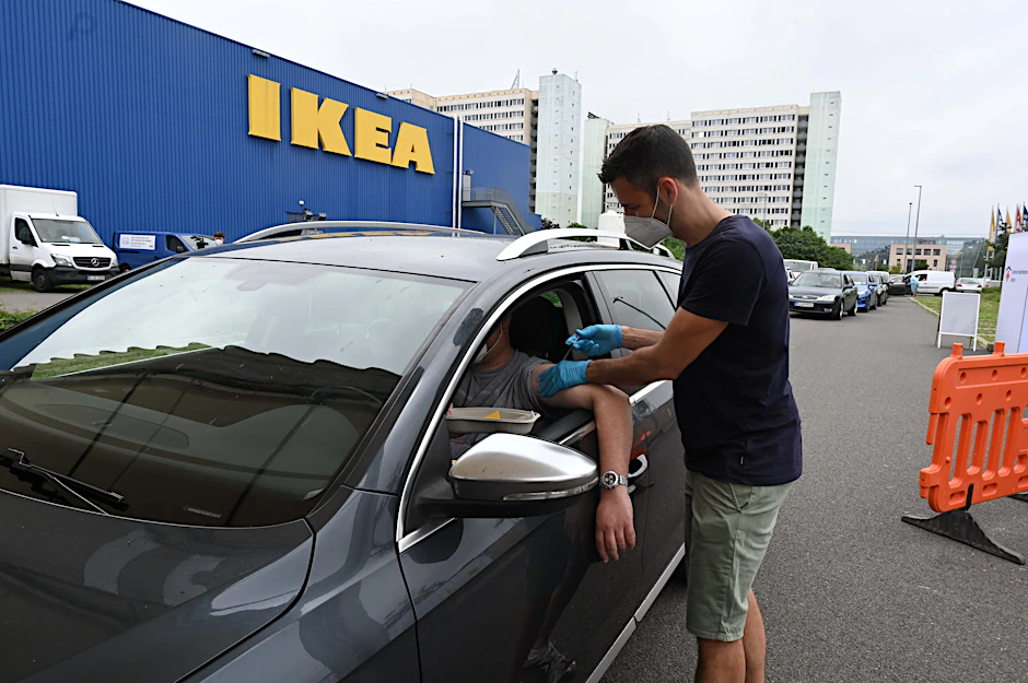 Der Ikea-Parkplatz in Lichtenberg ist jetzt ein Drive-In-Impfzentrum. Das Interesse an einer Corona-Impfung bleibt groß, auch angesichts der steigenden Fallzahlen in Berlin.&nbsp;