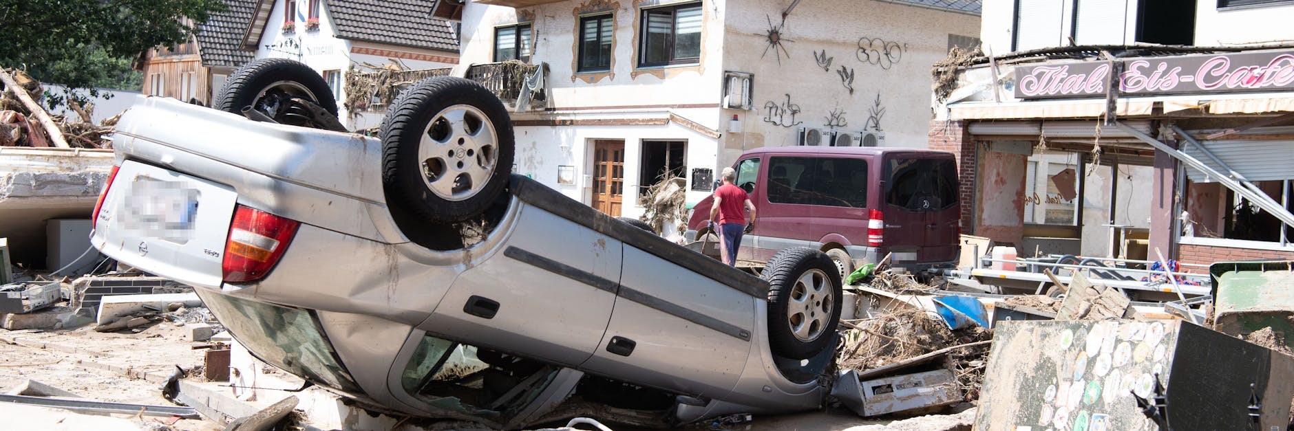 Ein von der Flut mitgerissenes Auto liegt in der Stadtmitte von Altenahr in Rheinland-Pfalz. Zahlreiche Häuser in dem Ort wurden komplett zerstört oder stark beschädigt.