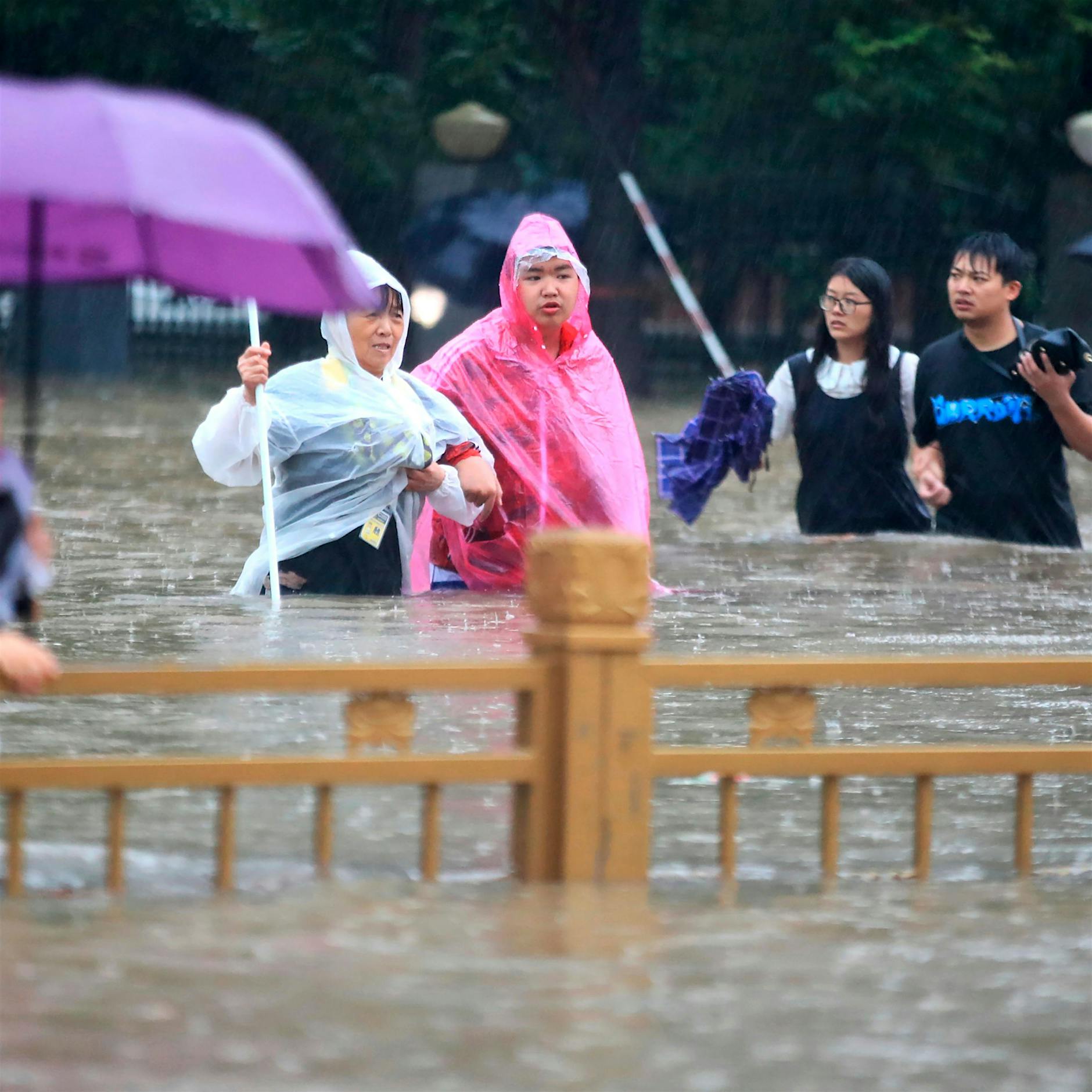 Schwere Überschwemmungen stürzen chinesische Metropole ins Chaos