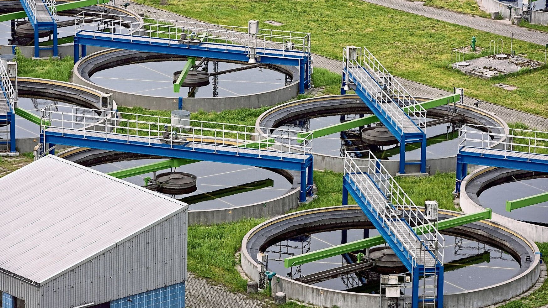 Klärwerk Ruhleben in Berlin. In der Stadt gibt es sechs solcher riesigen Anlagen, die das Abwasser – auch Regenwasser – reinigen.