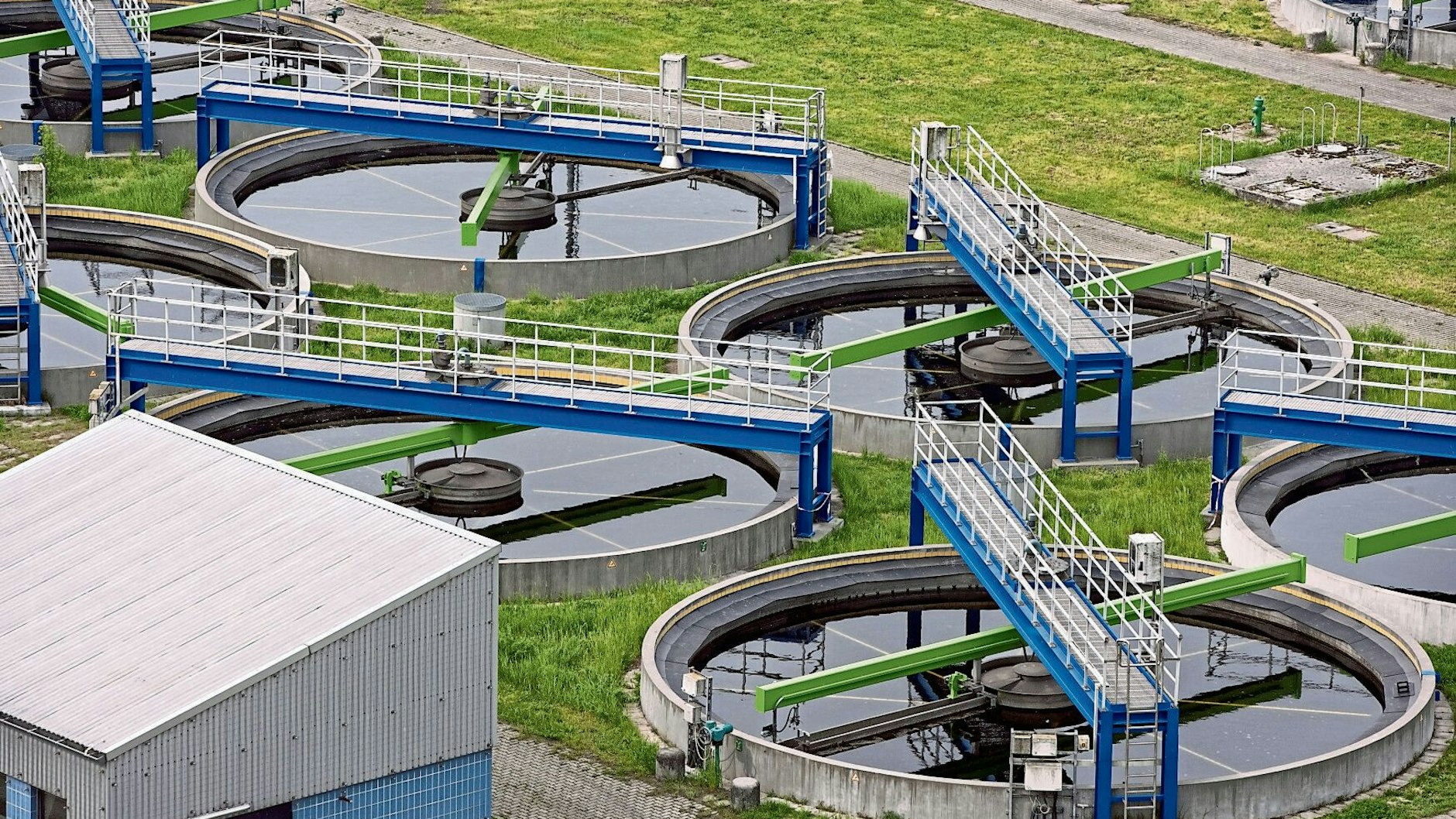 Klärwerk Ruhleben in Berlin. In der Stadt gibt es sechs solcher riesigen Anlagen, die das Abwasser – auch Regenwasser – reinigen.