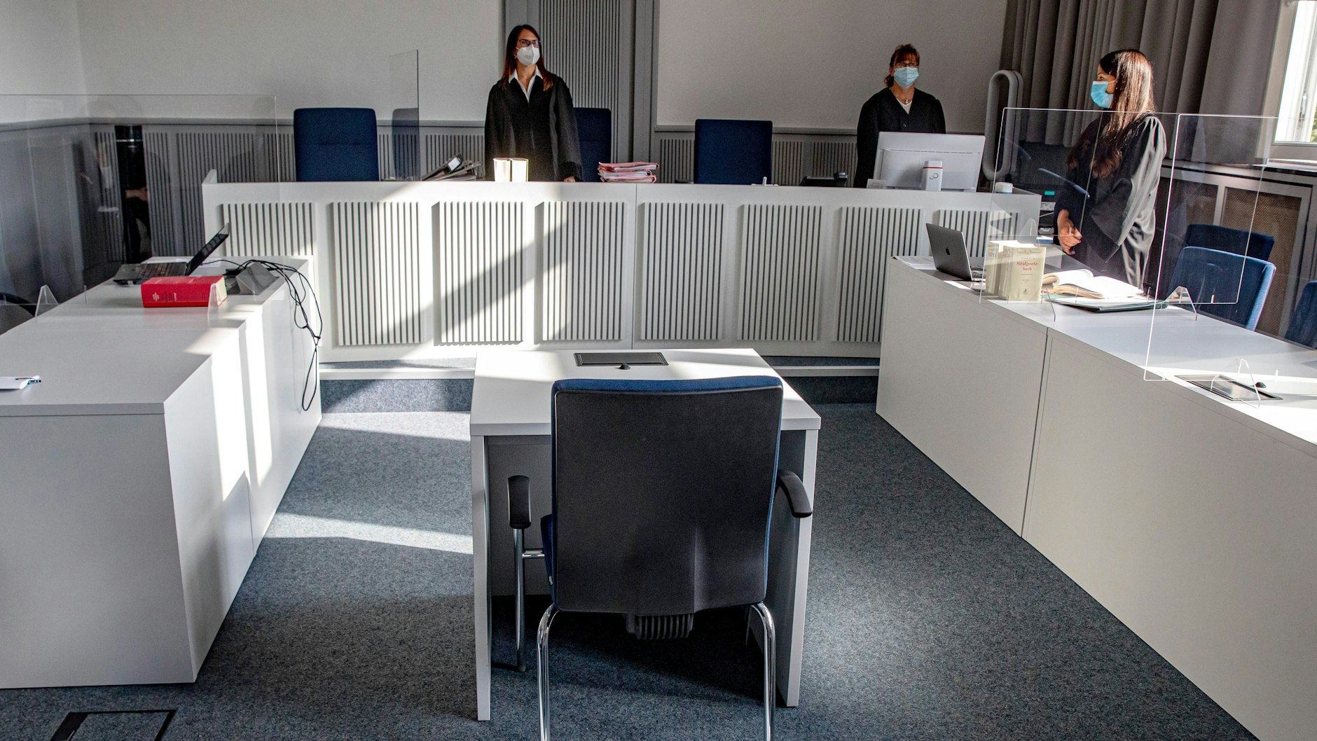  Ein leerer Stuhl steht in einem Sitzungssaal des Amtsgerichts – im Hintergrund steht Richterin Nadja Kuczera. Weil der umstrittene Schlagersänger Michael Wendler nicht als Angeklagter in einem Prozess erschienen ist, soll er nun per Haftbefehl zur Verhandlung gebracht werden.