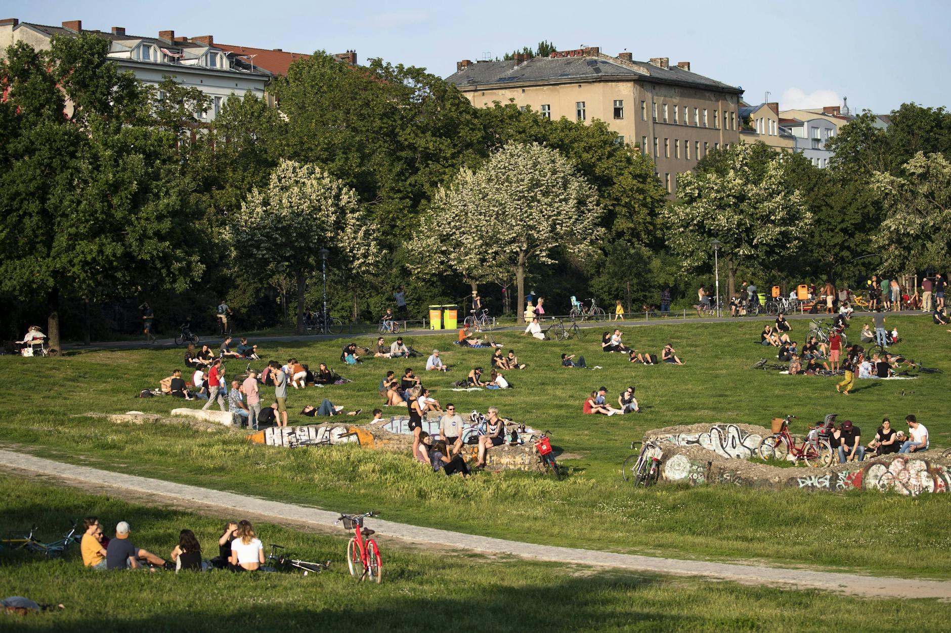 Menschen geniessen die Sonne am Goerlitzer Park in Berlin.