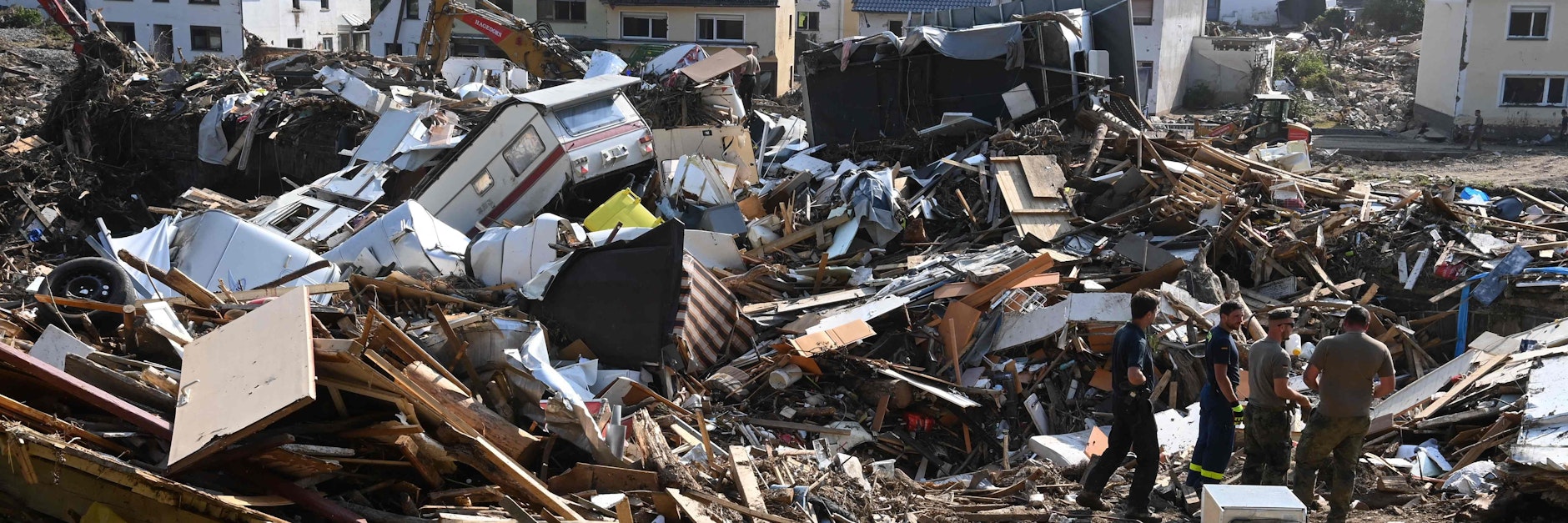 Helfer in den Trümmerbergen von Kreuzberg in Rheinland-Pfalz