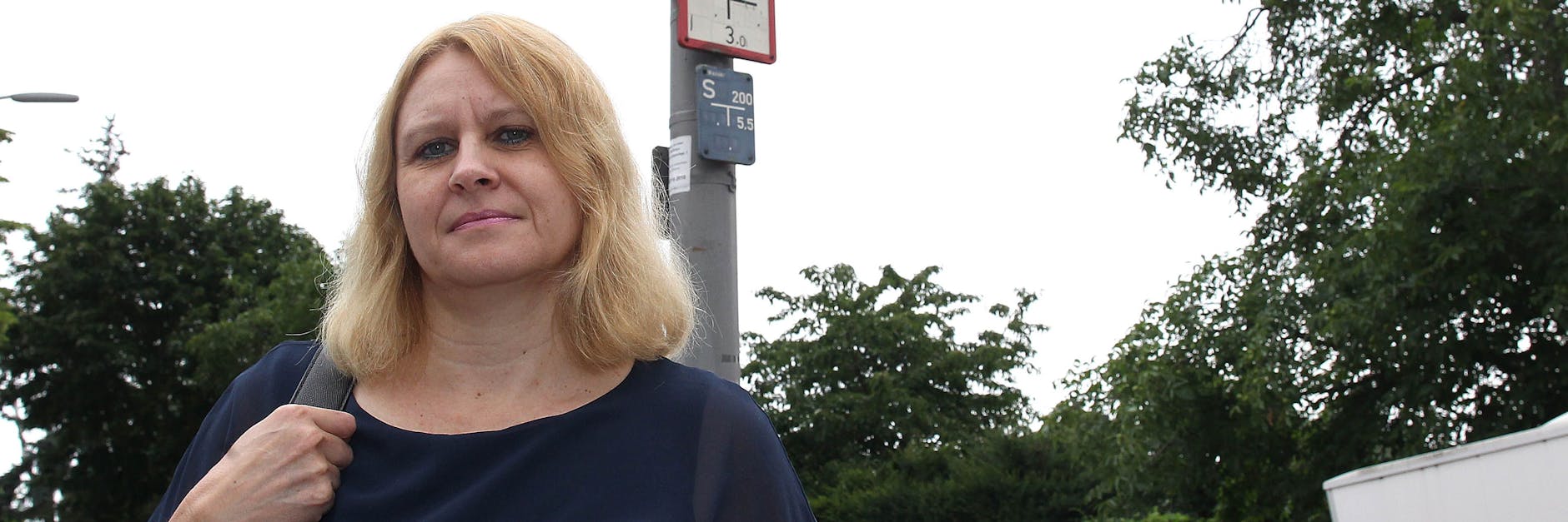 Renate Schultz steht an der Kleingartenkolonie „Britzer Wiesen“, aus der ihr Vater vor sieben Jahren plötzlich verschwand.